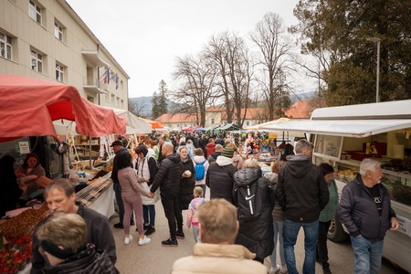 Črna nedelja na Ravnah znova združila tradicijo, kulinariko in živahno dogajanje (5)